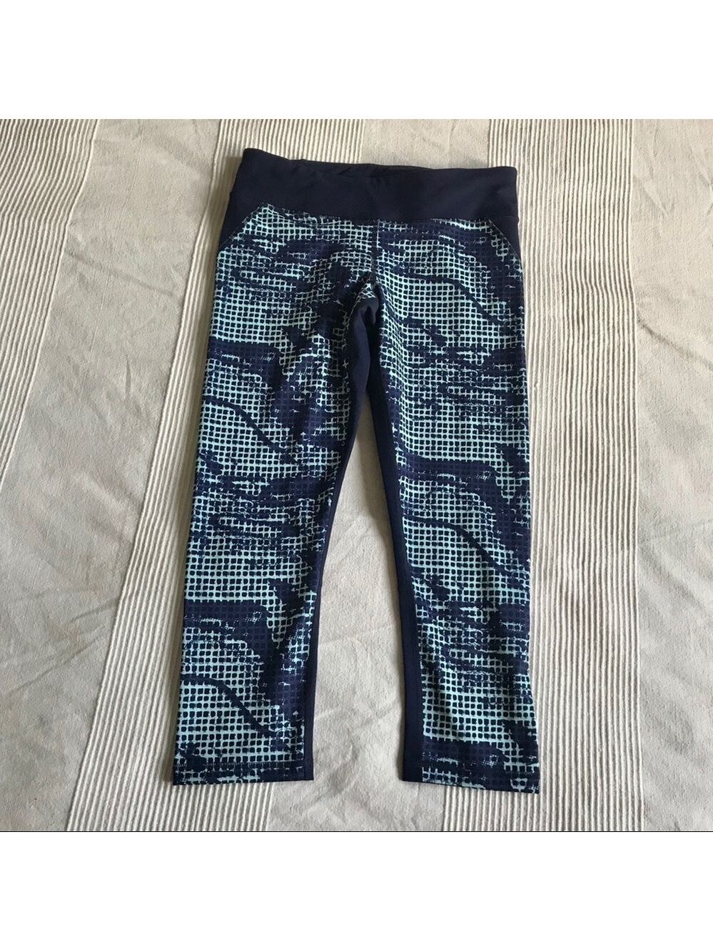 𝅺Under Armour HeatGear Fitted Patterned Capris Size Medium